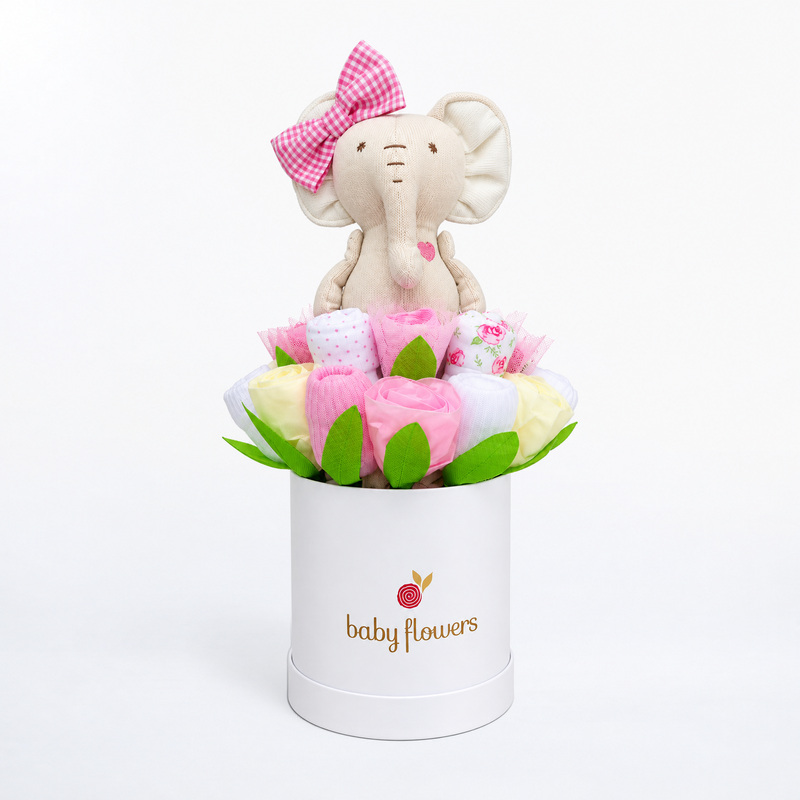 Box Baby para niña con elefantita con lazo rosado y corazón rosado, flores de medias en tonos rosado y blanco. Código XBAAP105.