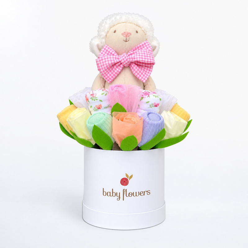 Box Baby para niña con ovejita con corbatita rosada, flores de medias en tonos primaverales: rosado, naranja, lila, verde y amarillo. Código XBAAP106.