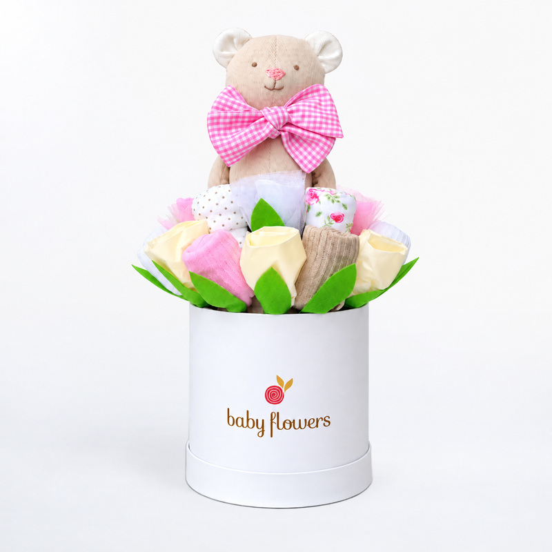 Box Baby para niña con osita con corbatita rosada, flores de medias en tonos rosado, blanco y beige. Código XBAAP107.