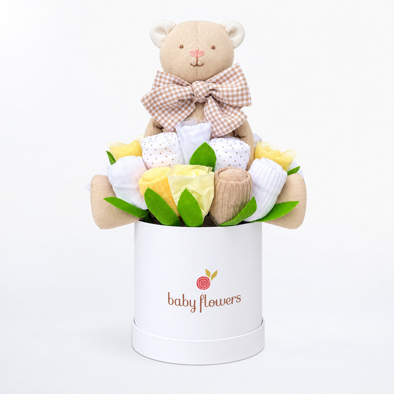 Box Baby para niño y niña con osito con corbatita beige, flores de medias en tonos amarillo, blanco y beige. Código XBNAP107.