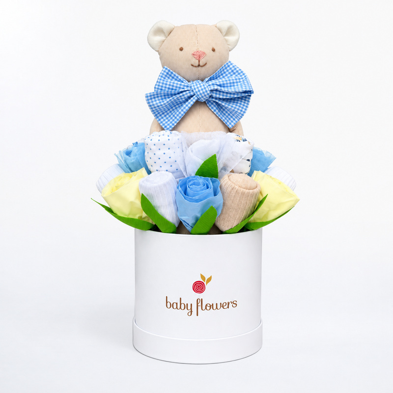 Box Baby para niño con osito con corbatita celeste, flores de medias en tonos celeste, blanco y beige. Código XBOAP102.