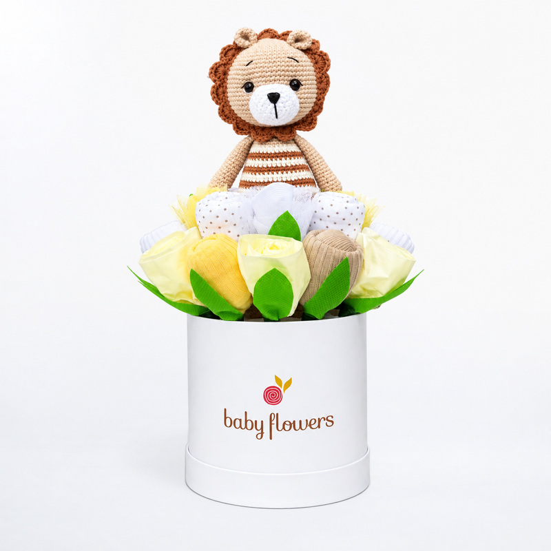 Box Baby para niño con leoncito tejido a mano, flores de medias en tonos amarillo, blanco y beige. Código XBOAT103.